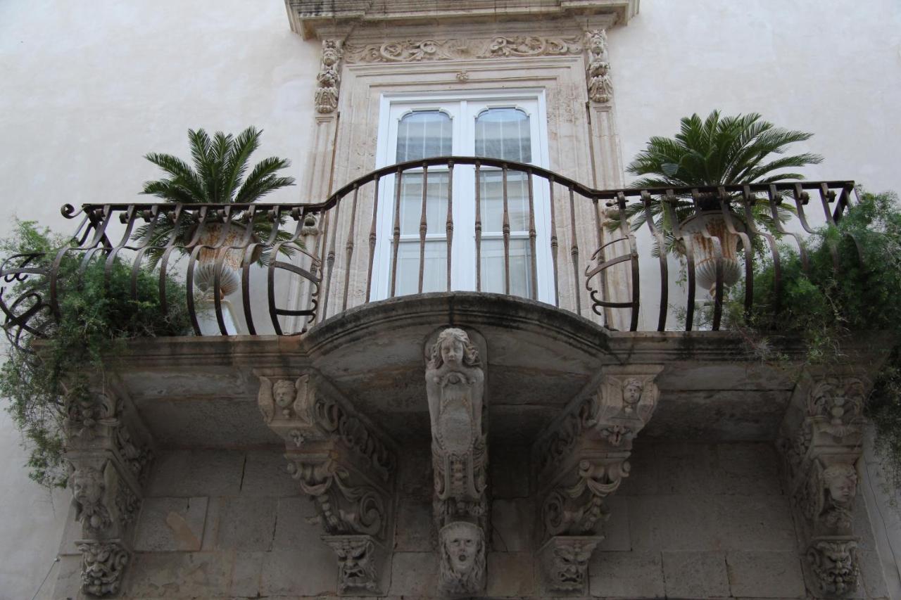 Casa Vacanza Icaros, Ortigia Hictoric Center, 200 Mt From The Beach Syracuse ภายนอก รูปภาพ